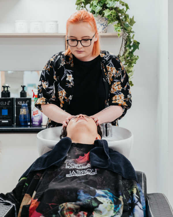 hair dresser washing hair maganda hair salon